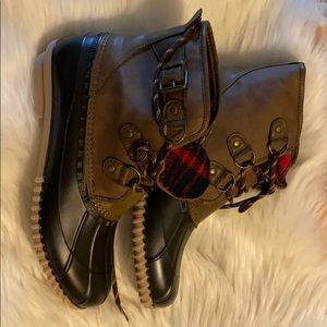 Kylie short duck boots size 11